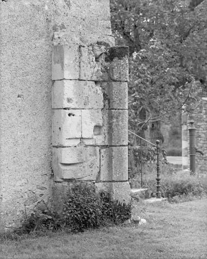 Angle nord-ouest du bâtiment sud : arrachement du portail.