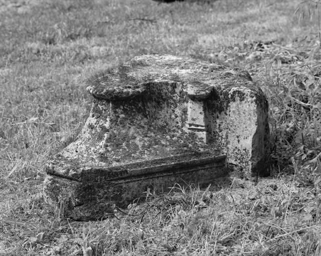 Chapiteau provenant de l'une des cheminées de l'ancien logis.