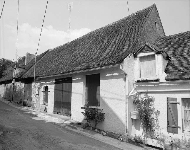 Vue d'une maison dans la rue principale.