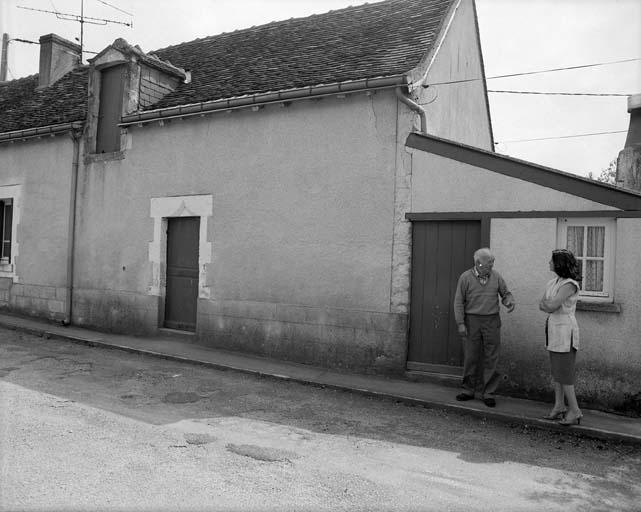 Maison avec porte à linteau en arc infléchi.