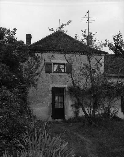 Maison avec toit à croupes et gênoise en tuiles creuses.
