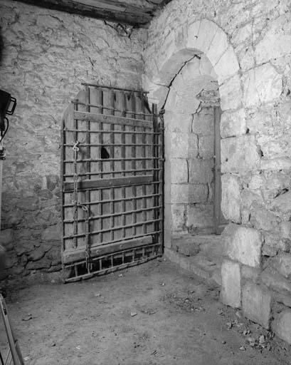 Donjon est, rez-de-chaussée, porte sur le mur sud communiquant avec l'escalier.