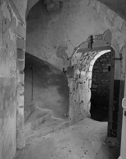 Donjon est, tour d'escalier, départ de l'escalier. A droite, porte communiquant avec le donjon.