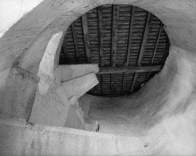 Donjon est, tour d'escalier, partie supérieure arasée.