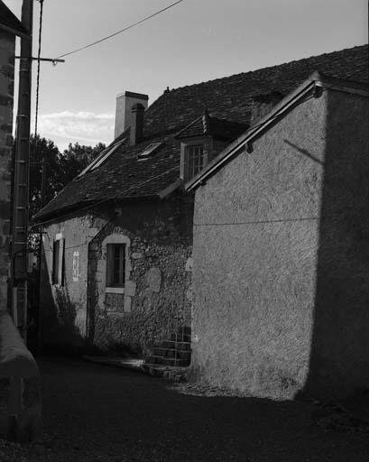 Façade nord-est donnant sur une ruelle. La façade principale donne de l'autre côté rue des Romains.