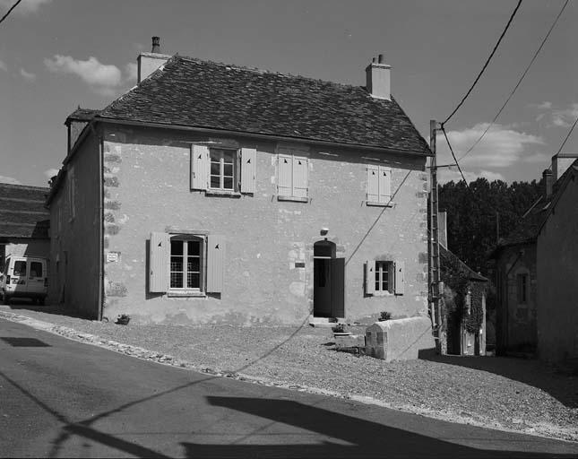 Façade ouest donnant sur la place.
