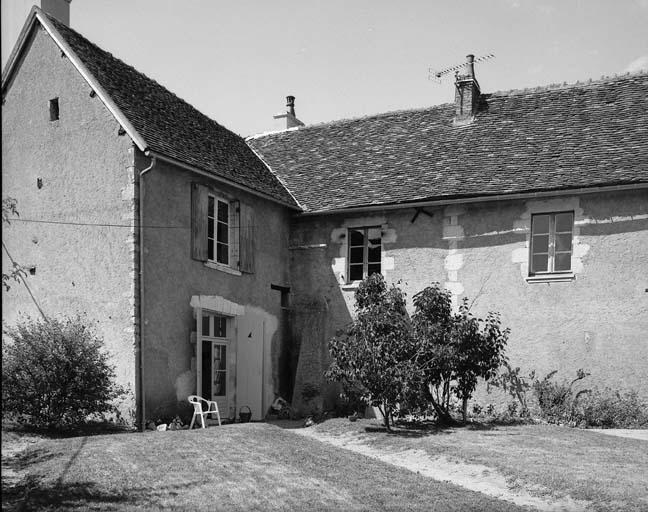 Vue prise du sud-est de la cour.