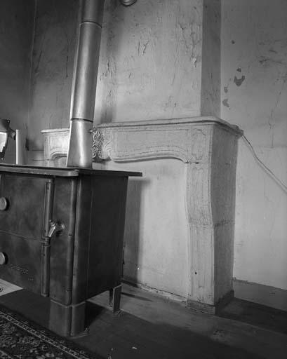 Cheminée de l'une des chambres du premier étage.