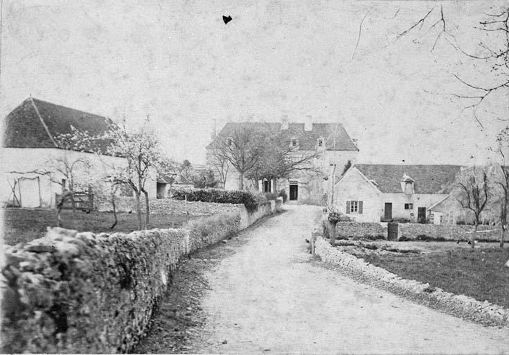 La Croix-Blanche avant les aménagements de la fin du XIXe siècle et du début du XXe. Le bâtiment de droite n'existe plus. Vue prise du sud-est. Photographie ancienne.