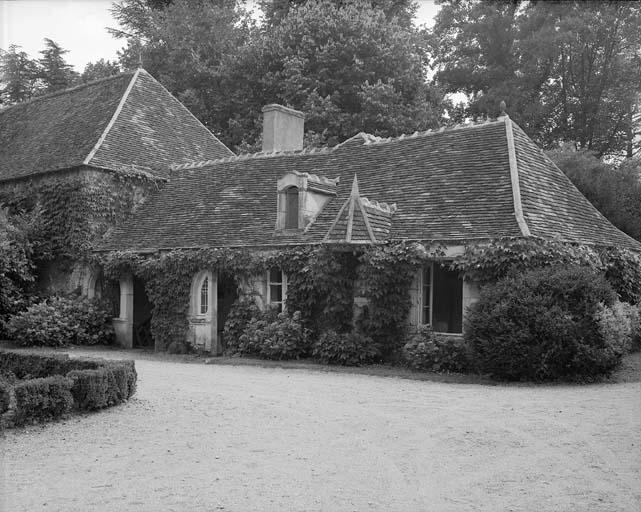 Vue des dépendances prise du nord. A gauche, la grange ; à droite, la maison du gardien.