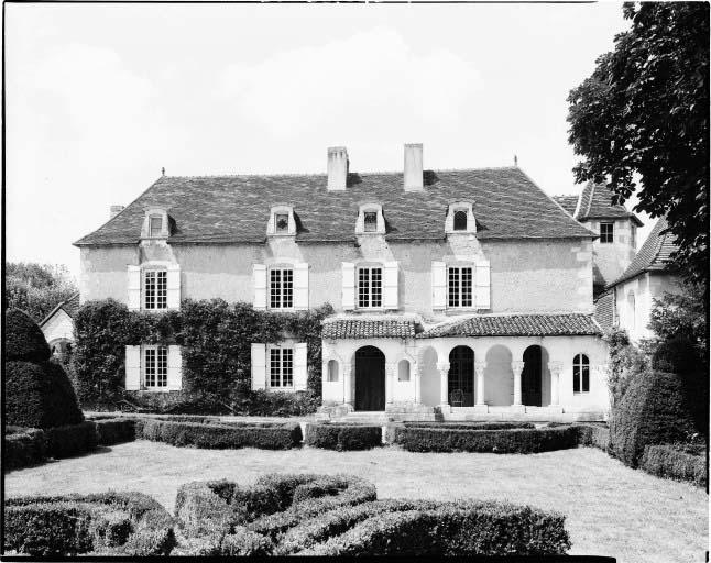 Façade sud-est de la maison, donnant sur le jardin.