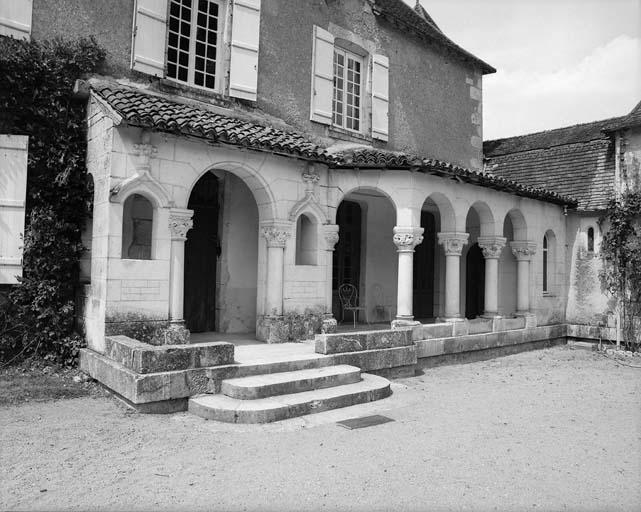 Galerie plaquée sur la façade sud-est de la maison.