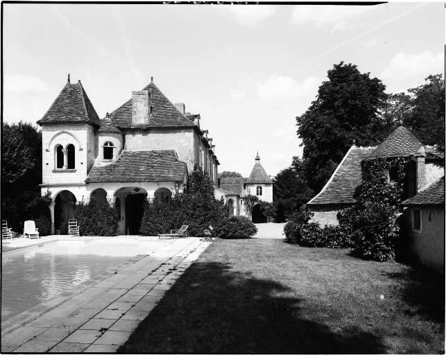 Vue d'ensemble prise du sud-ouest. A droite, la maison du gardien.