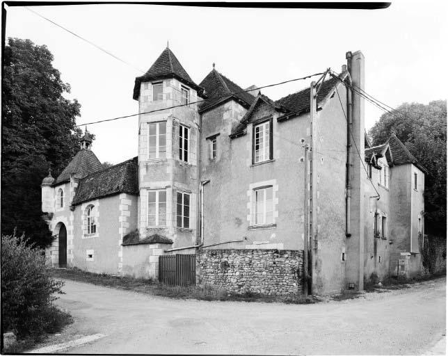 Vue prise du nord montrant les façades de la maison donnant sur le chemin.