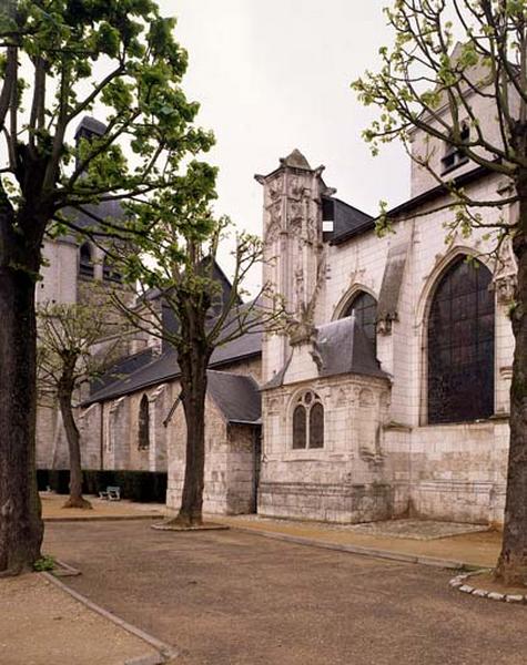 Vue du mur sud : chapelle des mariniers et tourelle d'escalier.