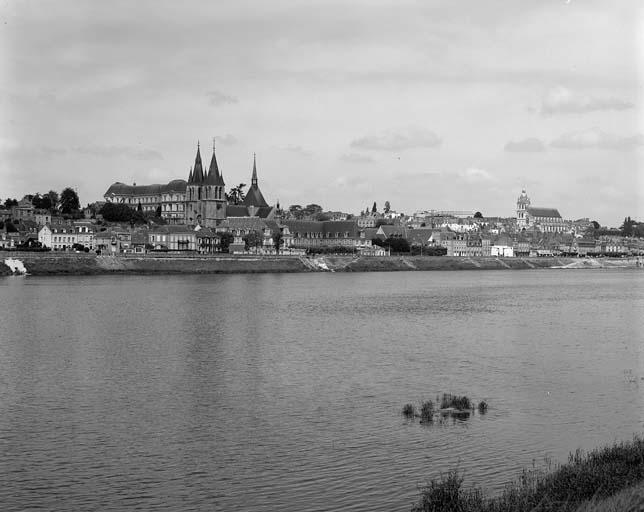 Vue d'ensemble de la rive droite de la ville entre le château et la cathédrale, prise du sud-ouest.