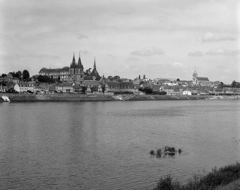 Vue d'ensemble de la rive droite (entre le port Vieil et le port du Foix), prise de la rive gauche.