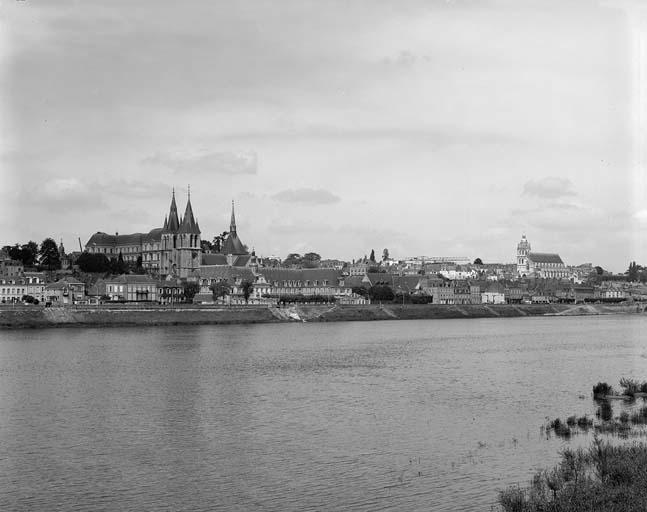 Vue d'ensemble de la rive droite de la ville entre le château et la cathédrale, prise du sud-ouest.