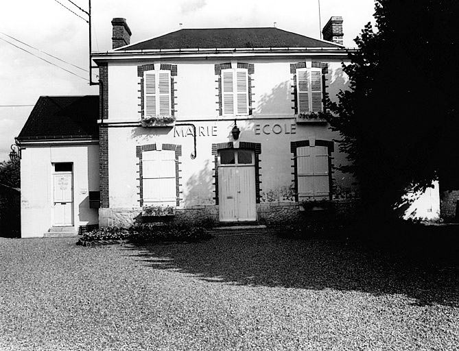 Vue générale de la mairie-école de Pressigny-lès-Pins.