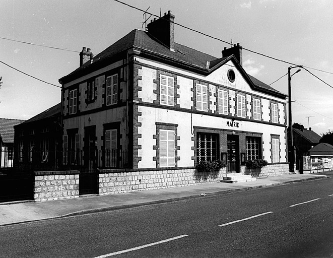 Vue générale de la mairie d'.