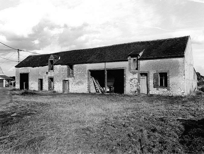 Montblin : vue générale d'une ferme 'bloc-à-terre', de l'ouest.