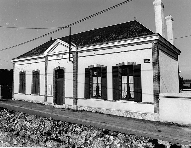 Vue générale de la mairie de Cortrat.