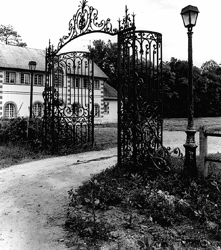 Vue générale de la grille en fer forgé portant le monogrammme PB, située sur le côté nord-ouest des limites du parc, de l'ouest.