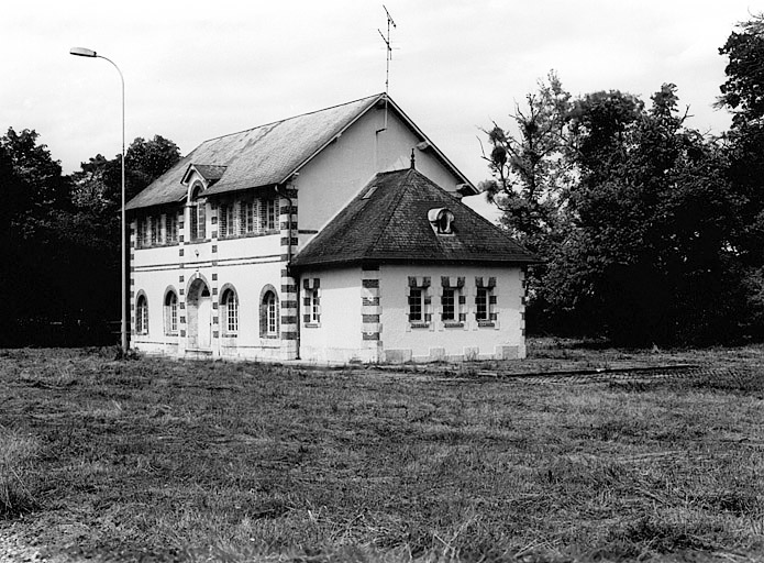 Vue générale de l'un des deux communs situés au nord-ouest, du sud.