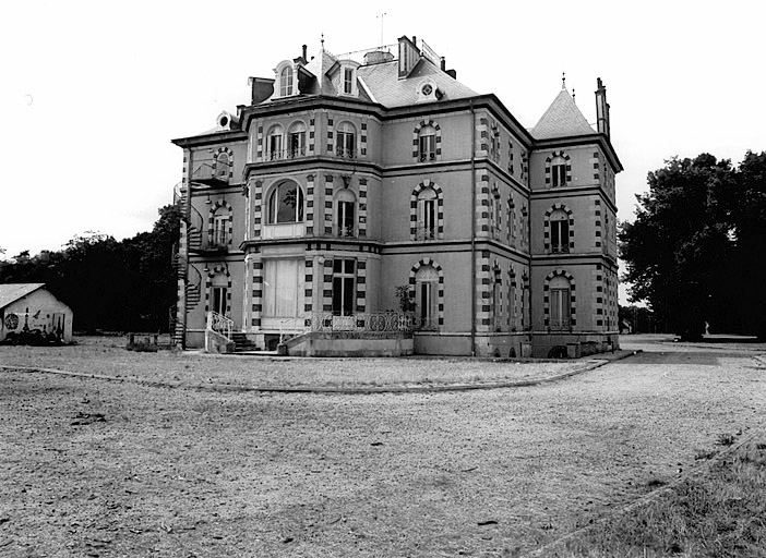 Vue générale de la façade postérieure du logis, du sud-est.