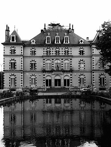 Vue générale de la façade principale du logis se reflétant dans le bassin, du nord-ouest.