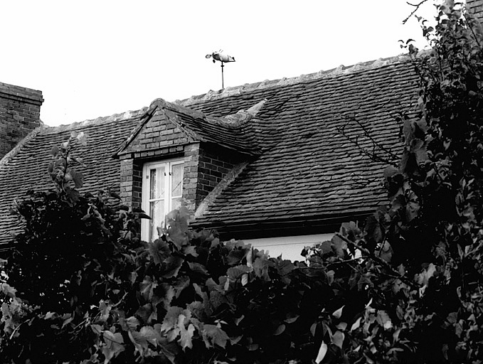Les Motteux : vue de détail de la mise en oeuvre de la couverture d'une lucarne et du toit d'un logis de ferme.