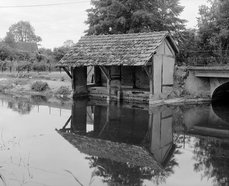 Vue générale du lavoir, du côté du Vernisson.