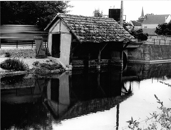 Vue générale du lavoir, du côté du Vernisson.