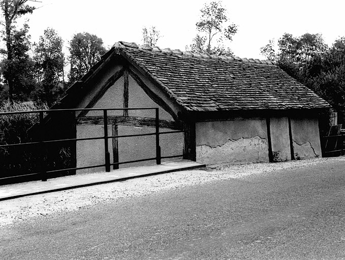 Vue générale du lavoir, du côté de la route.