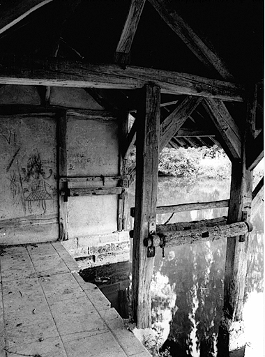 Vue intérieure du lavoir, avec les treuils qui permettaient de déplacer les planches à laver.