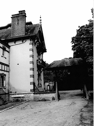 Vue générale du bâtiment nord-est du corps de logis et du porche séparant la cour de l'entrée et la cour des communs, du nord.