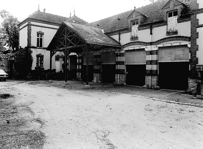 Vue d'ensemble des communs (garages) situés au nord-est du corps de logis, de l'ouest.