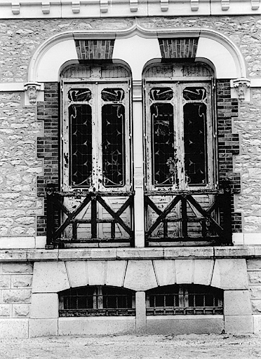 Vue de détail des baies de la salle de billard située dans le bâtiment sud-ouest du corps de logis, du sud-est.