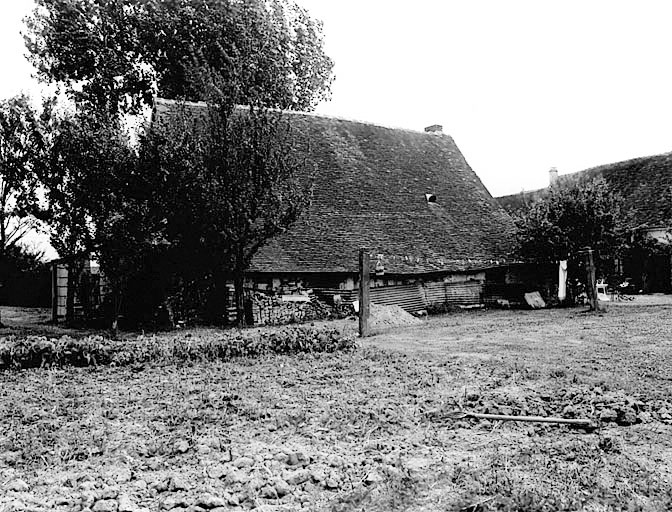 Vue générale de l'élévation postérieure de la maison, avec un grand versant de toiture, de l'ouest.