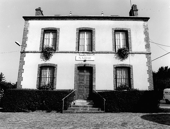 Vue générale de la mairie de Saint-Maurice-sur-Aveyron.