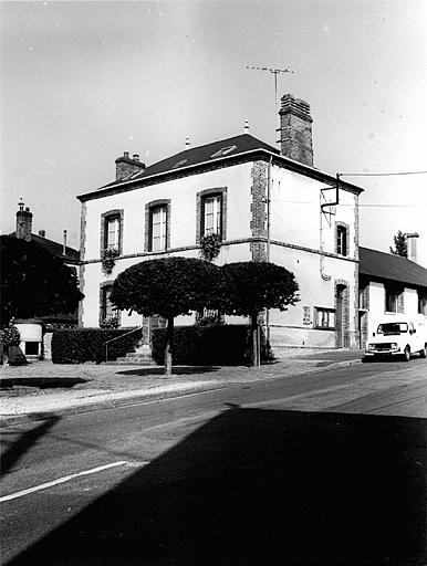 Vue générale de la mairie de Saint-Maurice-sur-Aveyron.