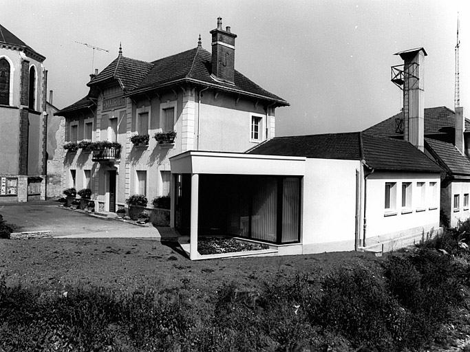 Vue d'ensemble de la mairie de Nogent-sur-Vernisson et de son extension.