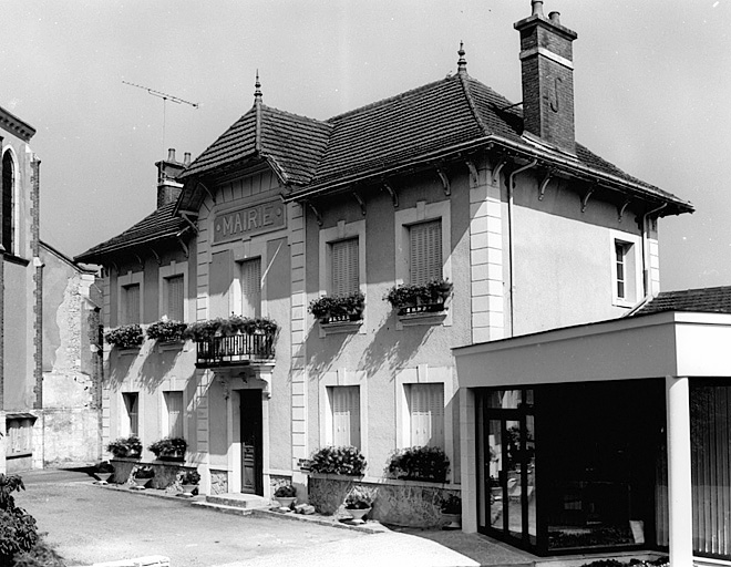 Vue générale de la mairie de Nogent-sur-Vernisson.