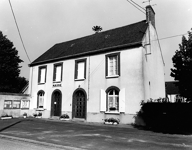 Vue générale de la mairie de La Chapelle-sur-Aveyron.