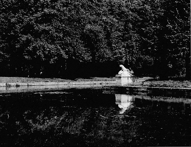 Vue de détail du bassin ouvrant sur le Loing et situé dans le parc, du sud-est.