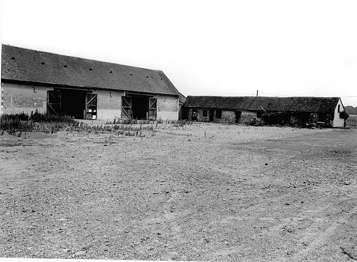 Vue générale de l'élévation antérieure de la grange à gauche, de la porcherie, de la laiterie et du fournil à droite, du sud-ouest.