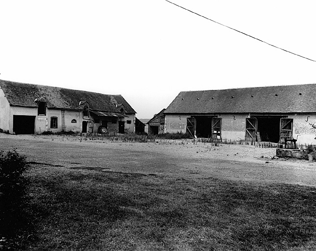 Vue générale de l'élévation antérieure de l'écurie et de l'étable à vaches à gauche, de la grange à droite, du sud-est.