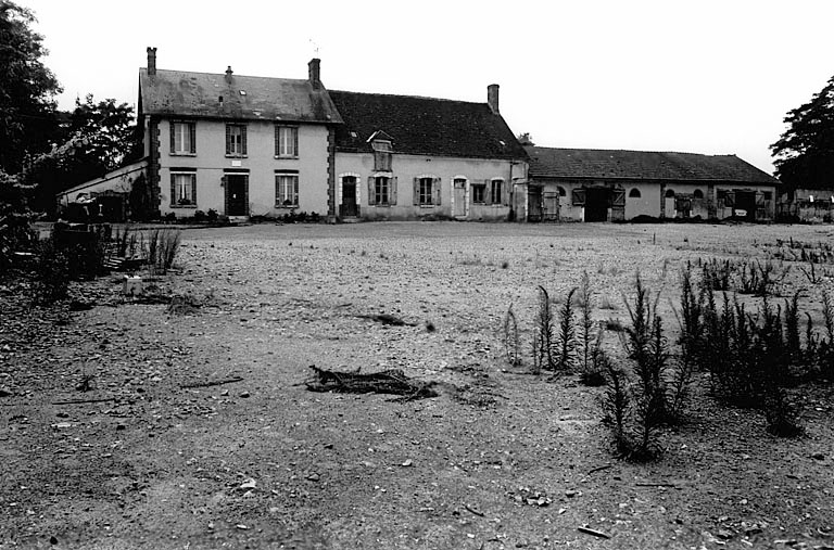 Vue générale de l'élévation antérieure du logis portant la date 1932 à gauche, du logis fin XIXe à droite, et des bergeires accolées à ce second logis, du nord.