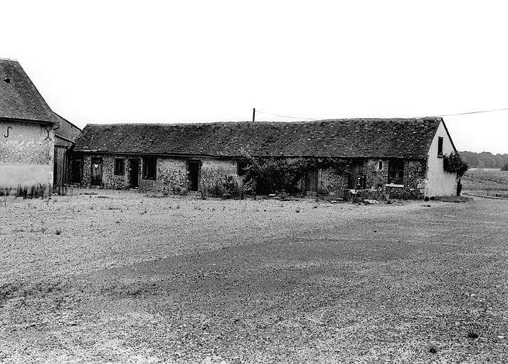 Vue générale de l'élévation antérieure du bâtiment qui abrite, de gauche à droite, la porcherie, la laiterie et le fournil, du sud-ouest.