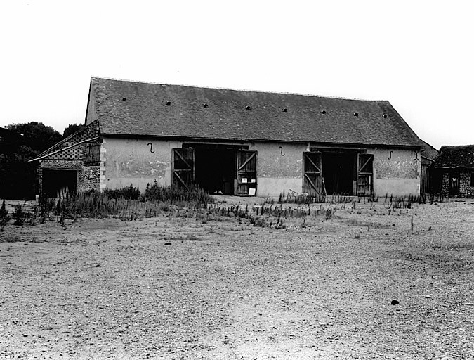 Vue générale de l'élévation antérieure de la grange, du sud.